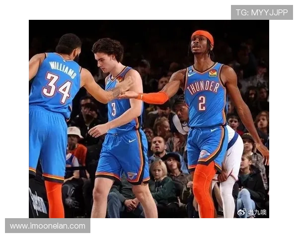 勇士与雷霆首场对决激战正酣球迷期待精彩瞬间再现