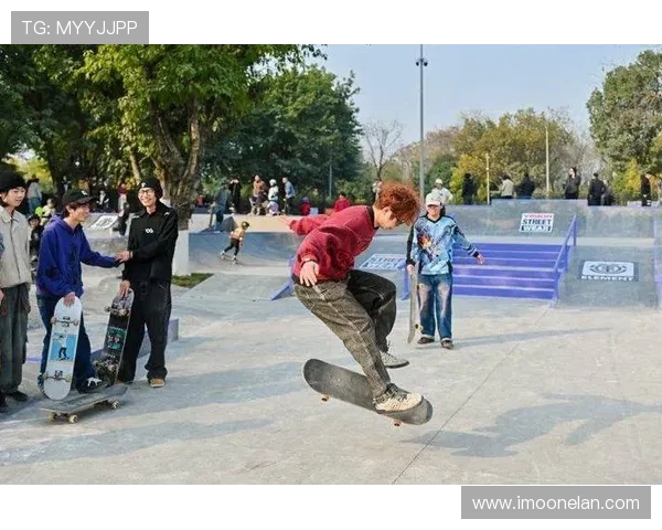 重庆飞盘队在滑板精英赛中的灵活性表现引发热议与期待 重庆飞盘队在滑板精英赛中的灵活性表现引发热议与期待