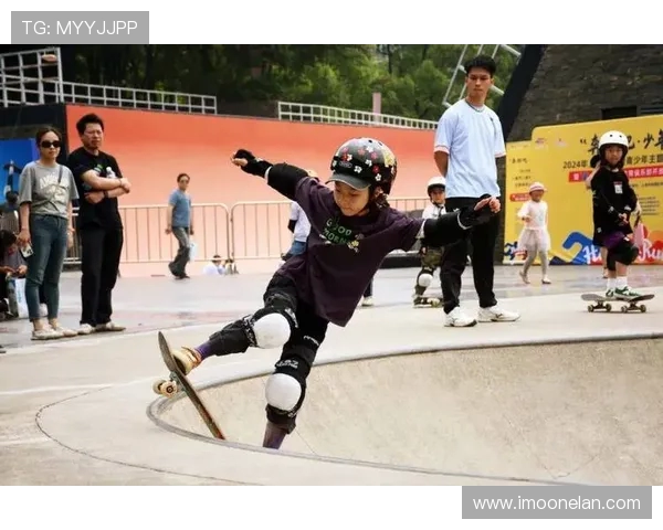 成都滑板精英赛点评极限运动队展现卓越耐力与团队精神